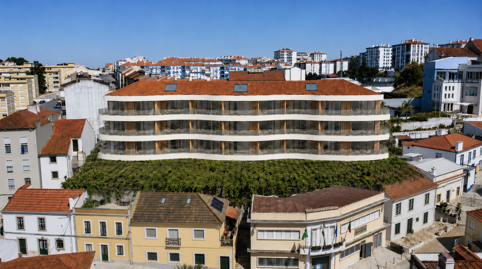 Vista frontal do VARANDAS Baía do Seixal, com varandas e pérgula verde. Visualização 3D.